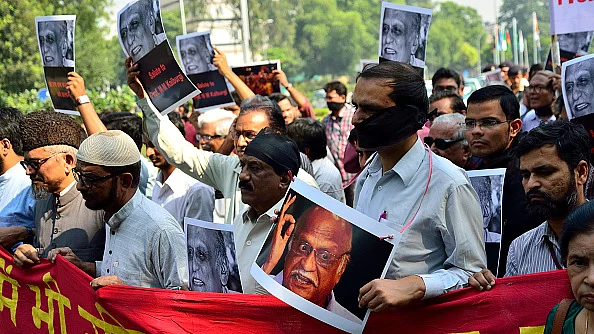 प्रो एमएम कलबुर्गी की हत्या का विरोध करते नागरिक/ फोटो: Getty Images