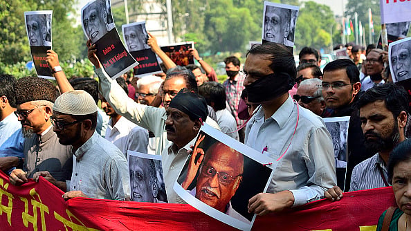 प्रो एमएम कलबुर्गी की हत्या का विरोध करते नागरिक/ फोटो: Getty Images