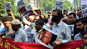 प्रो एमएम कलबुर्गी की हत्या का विरोध करते नागरिक/ फोटो: Getty Images