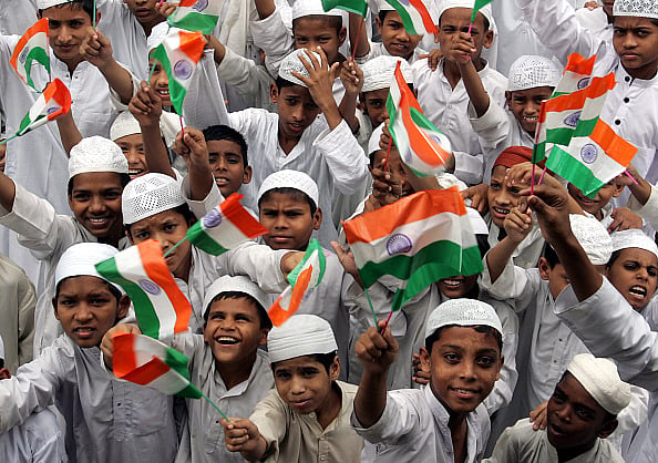 स्वतंत्रता दिवस मनाते मदरसे के बच्चे / फोटो : Getty Images