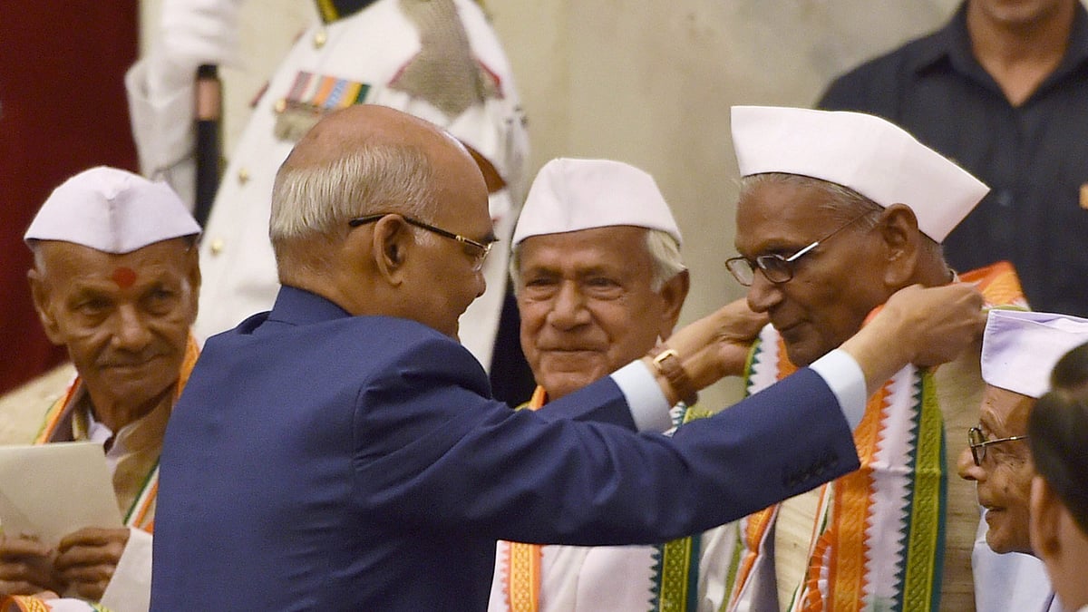 

राष्ट्रपति रामनाथ कोविंद स्वतंत्रता सेनानियों को सम्मानित करते हुए/ फोटी: पीटीआई