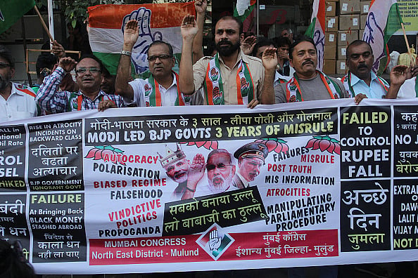 मोदी सरकार की तीन साल की नाकामियों पर प्रदर्शन करते कांग्रेस कार्यकर्ता / फोटो : Hindustan Time via Getty Images