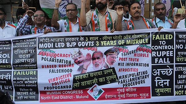 मोदी सरकार की तीन साल की नाकामियों पर प्रदर्शन करते कांग्रेस कार्यकर्ता / फोटो : Hindustan Time via Getty Images