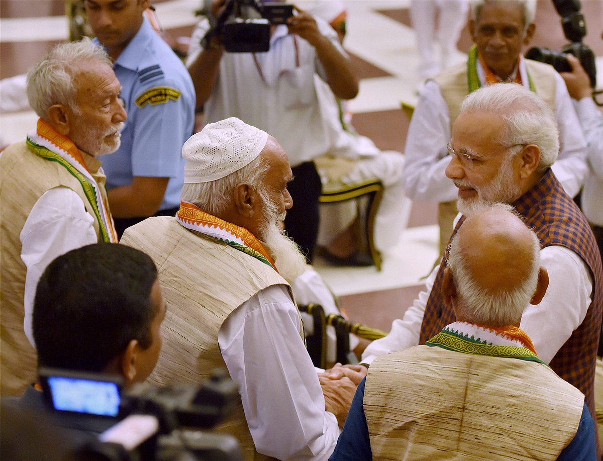 स्वतंत्रता सेनानियों के साथ प्रधानमंत्री मोदी/ फोटो: पीटीआई