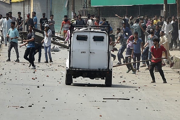 कश्मीर घाटी में पत्थरबाज / फोटो ; Getty Images