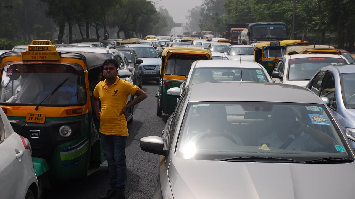 ट्रैफिक जाम में फंसे लोगों की मुसीबत