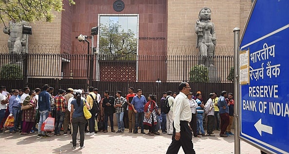 नोटबंदी
पर रिजर्व बैंक की रिपोर्ट : सोशल मीडिया पर खूब उड़ा सरकार का मज़ाक