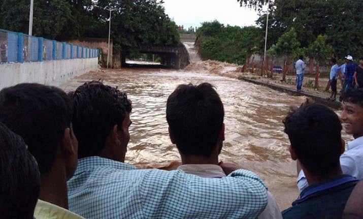 बिहार में उद्घाटन से ठीक पहले टूटा बांध, विपक्ष ने उठाए सवाल