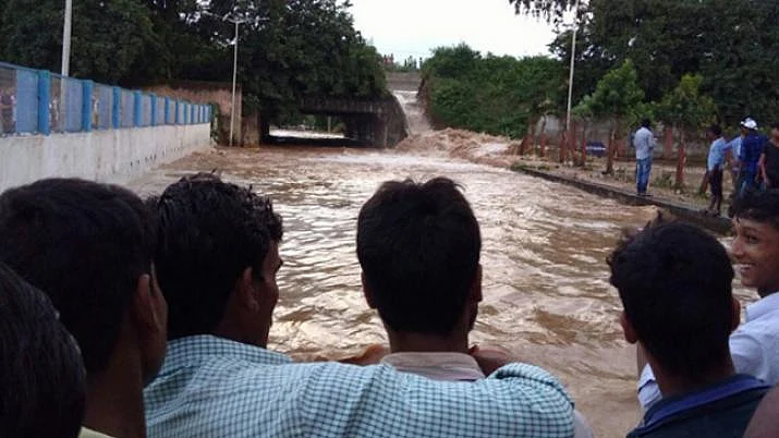 बांध टूटने के बाद चारों तरफ पानी ही पानी/ फोटोः Twitter