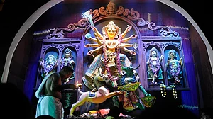 हिंसा की यादों को भुलाकर दुर्गा पूजा की तैयारी में जुटा बशीरहाट