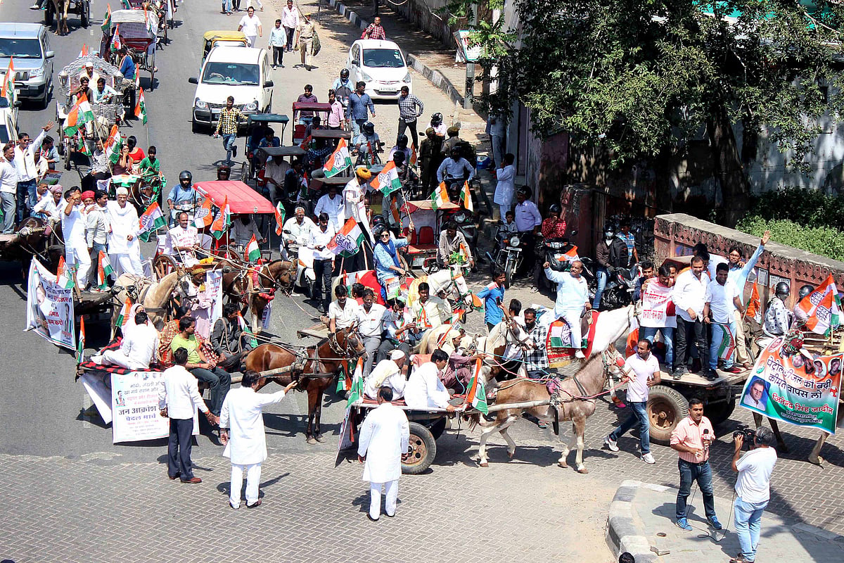 सड़कों पर कांग्रेस कार्यकर्ता/ फोटो: सोशल मीडिया