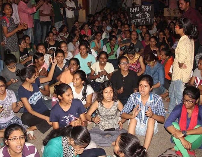 बीएचयू : छेड़छाड़ का विरोध करती छात्राओं पर लाठीचार्ज, फायरिंग