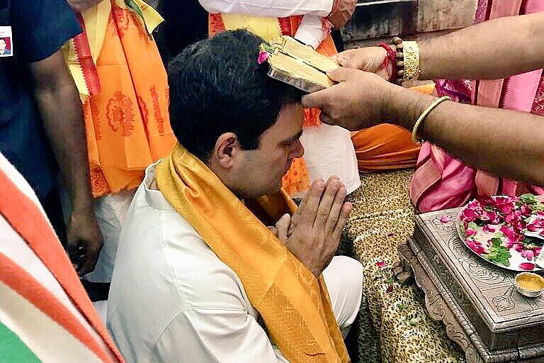 द्वारका के कृष्ण मंदिर में राहुल गांधी/फोटो: Twitter 