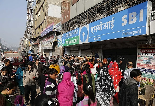 नोटबंदी: मोदी की छवि गढ़ने के
लिए भारत का नुकसान