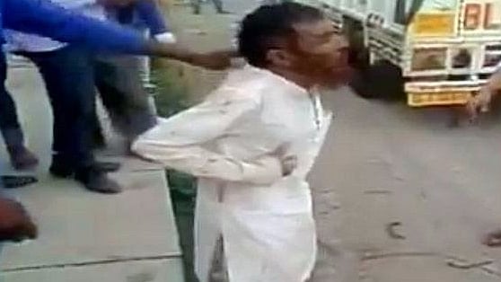 पहलू खान को मारते गौ- रक्षक/ फाइल फोटो: Twitter