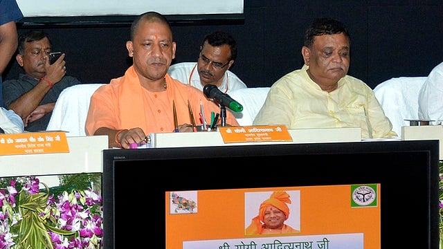 अर्थ जगत की 5 बड़ी खबरें: योगी सरकार ने कर्मचारियों और पेंशनरों को दिया बड़ा झटका और उड़ान के लिए तैयार हो रहा एयरपोर्ट
