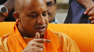 6 महीने में हर मोर्चे पर फेल योगी सरकार, कट्टरवादी हिंदू की छवि बरकरार