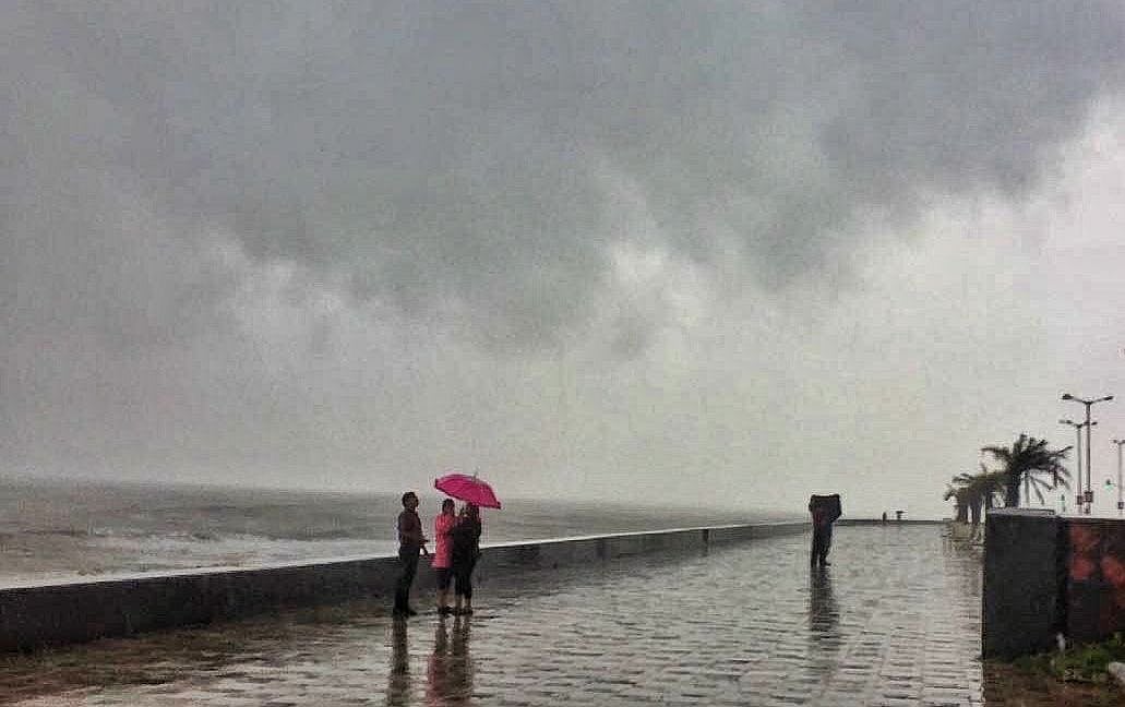 मुंबई में भारी बारिश से
लोगों का जीना मुहाल, 13 उड़ानें  और कई ट्रेनें रद्द