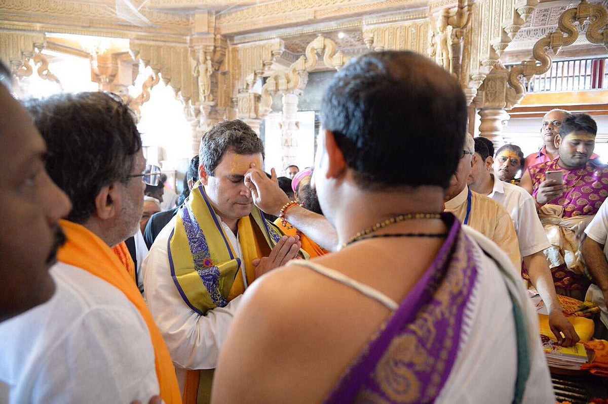 कृष्ण मंदिर में प्रार्थना करते राहुल गांधी/फोटो: Twitter 