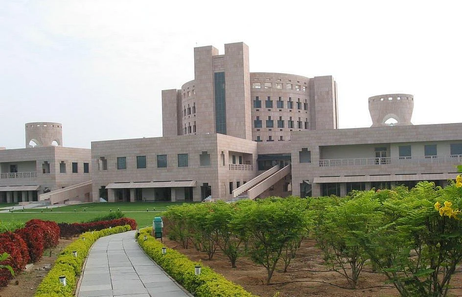 

माखनलाल चतुर्वेदी राष्ट्रीय विश्वविद्यालय में बनेगी गौशाला, कुलपति कुठियाला की मनमानी