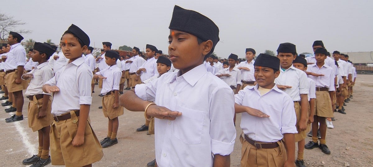 सरस्वती विद्या मंदिर में संघ की शाखा में हिस्सा लेते बच्चे
