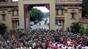 कमिश्नर की रिपोर्ट में बीएचयू हिंसा के लिए कुलपति ही जिम्मेदार