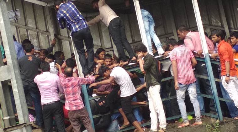 वीडियो : देखें मुंबई रेल पुल हादसे पर लोगों का गुस्सा