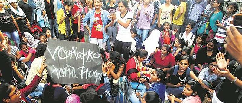 राउंडअप : छावनी में बदला बीएचयू,  छात्राओं का धरना जारी, हालात तनावपूर्ण
