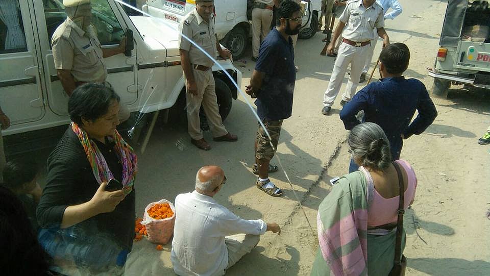 भगवा संगठनों के विरोध के बीच कारवां-ए-मोहब्बत ने
दी पहलू खान को श्रद्धांजलि