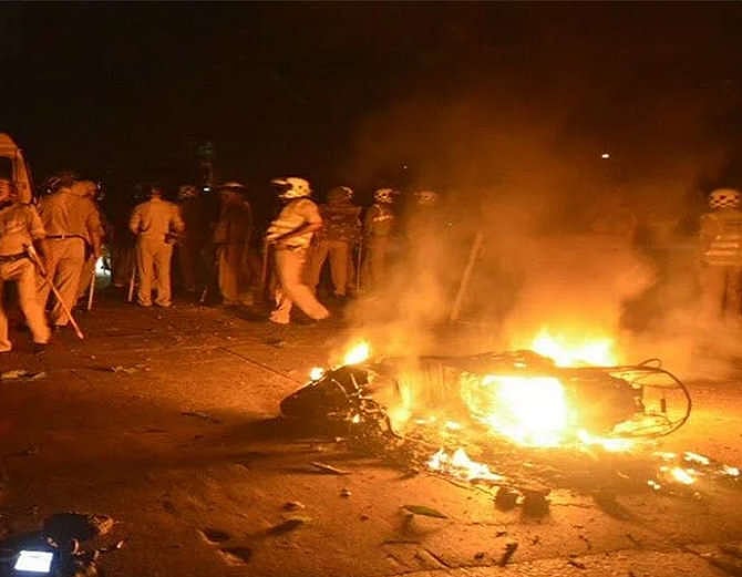 बीएचयू : छेड़छाड़ का विरोध करती छात्राओं पर लाठीचार्ज, फायरिंग