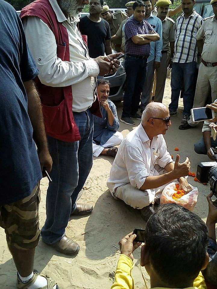 भगवा संगठनों के विरोध के बीच कारवां-ए-मोहब्बत ने
दी पहलू खान को श्रद्धांजलि