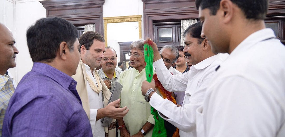 जामनगर में समर्थकों के साथ राहुल गांधी/ फोटो: Twitter 