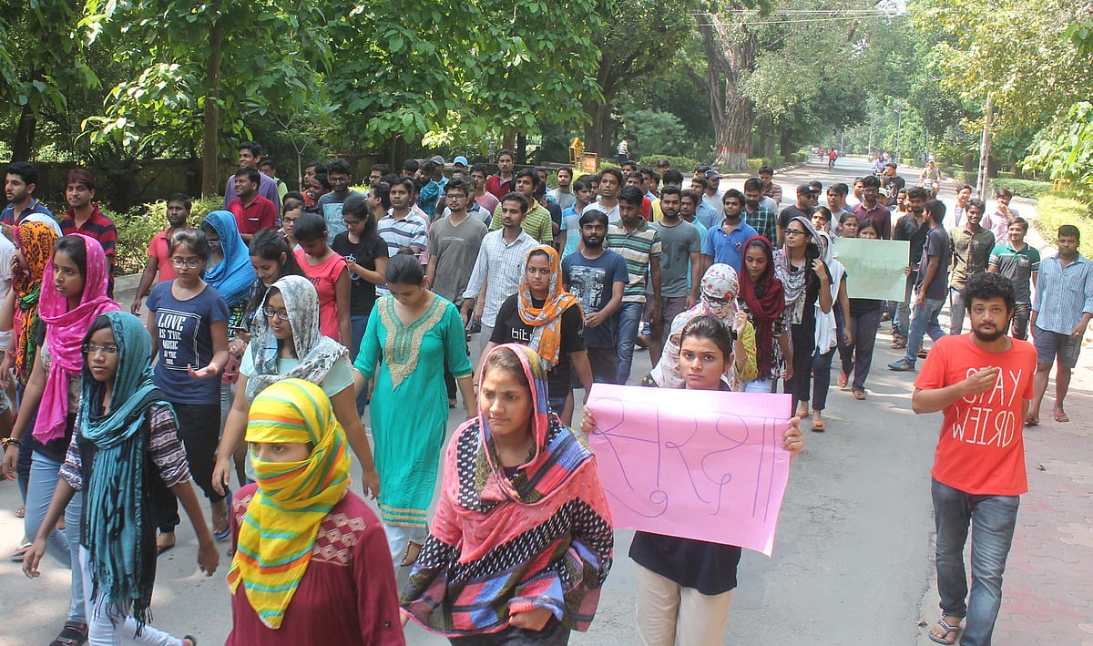
















बीएचयू  लाठीचार्ज : ठोस कार्रवाई नहीं, सिर्फ  दिखावे के लिए कुछ पुलिस वाले इधर-उधर