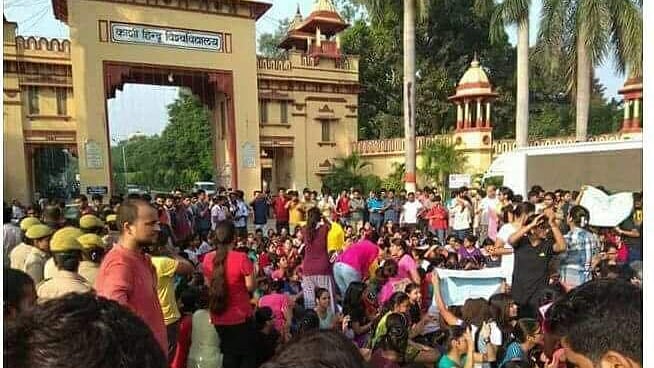 बीएचयू में आंदोलन करती छात्राएं/फोटोः Facebook