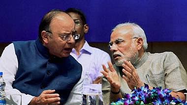 प्रधानमंत्री नरेंद्र मोदी से गहन चर्चा करते वित्त  मंत्री अरुण जेटली