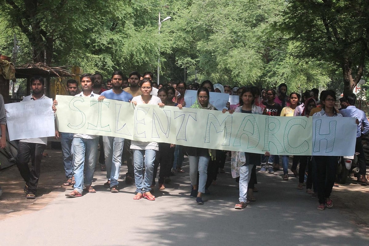 राउंडअप : छावनी में बदला बीएचयू, छात्राओं का धरना जारी, हालात तनावपूर्ण