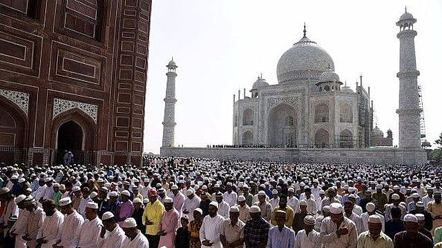 ताजमहल को बाबरी मस्जिद बनाने की कोशिश में आरएसएस, कहा, वहां नमाज होगी, तो पूजा भी हो