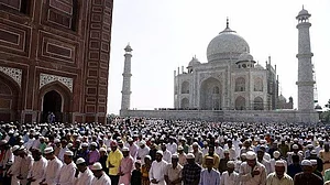 ताजमहल को बाबरी मस्जिद बनाने की कोशिश में आरएसएस, कहा, वहां नमाज होगी, तो पूजा भी हो