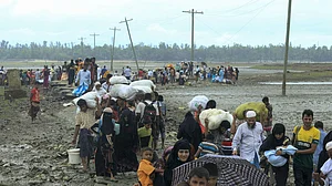 ‘नो मैन्स लैंड’ में फंसे हजारों रोहिंग्या मुसलमानों को मदद
का इंतजार