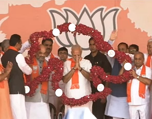 न कोई ऐलान, न कोई वादा, सिर्फ जुमलों की बारिश  करके ही गुजरात से लौट गए मोदी