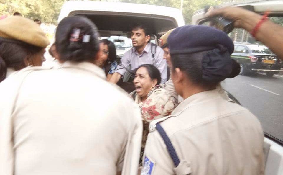 बेटे के लिए दर-दर भटकती नजीब की मां से बदसुलूकी, घसीटकर ले गई पुलिस