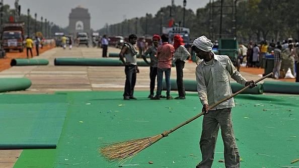 फाइल फोटो: प्रधानमंत्री मोदी द्वारा 2 अक्टूबर 2014 को स्वच्छ भारत अभियान के उद्घाटन कार्यक्रम खत्म होने के बाद का दृश्य/ फोटो: Getty Images