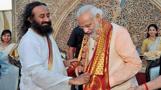 एनजीटी ने श्री श्री रविशंकर के ट्रस्ट की इमारत को गिराने का आदेश दिया
