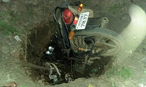 अमेरिका में शेखी बघारने वाले मुख्यमंत्री चौहान को मध्य प्रदेश की खराब सड़कें क्यों नहीं दिखतीं? 