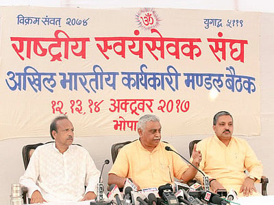 सरकार विरोधी रुख का दिखावा कर गांवों के ध्रुवीकरण की तैयारी
में संघ