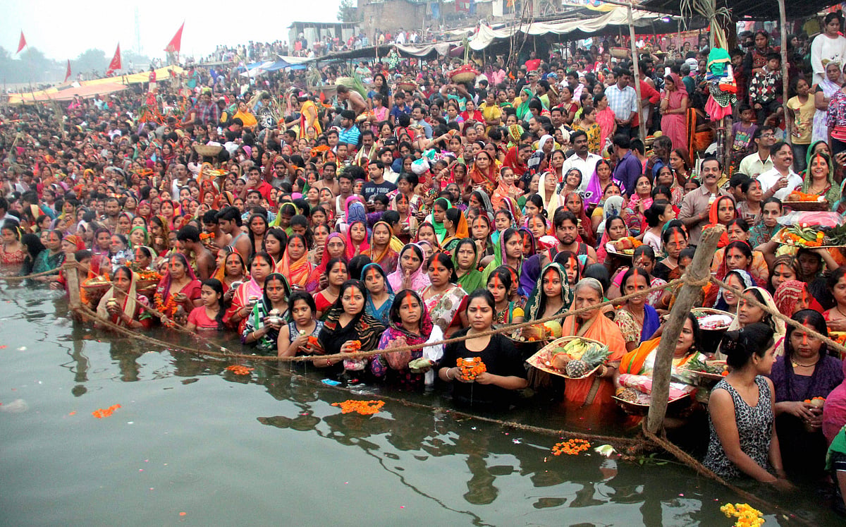 छठ पूजा में सूर्य की अर्चना, रंगों वाले लोग और पुष्कर मेले की तैयारी