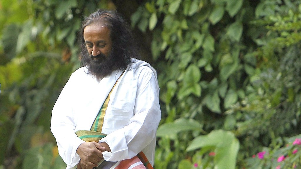 एनजीटी ने श्री श्री रविशंकर के ट्रस्ट की इमारत को गिराने का आदेश दिया