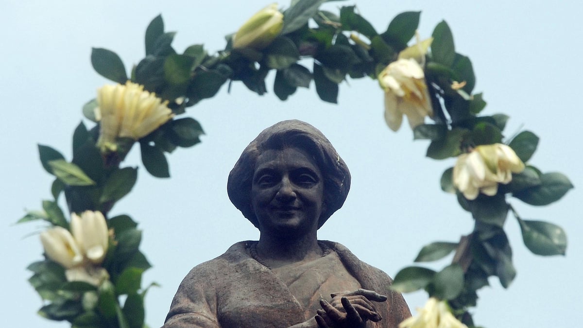 कोलकाता: देश की पूर्व प्रधानमंत्री इंदिरा गांधी की पुण्यतिथि पर उन्हें अर्पित श्रद्धांजलि के फूल/ फोटो: IANS