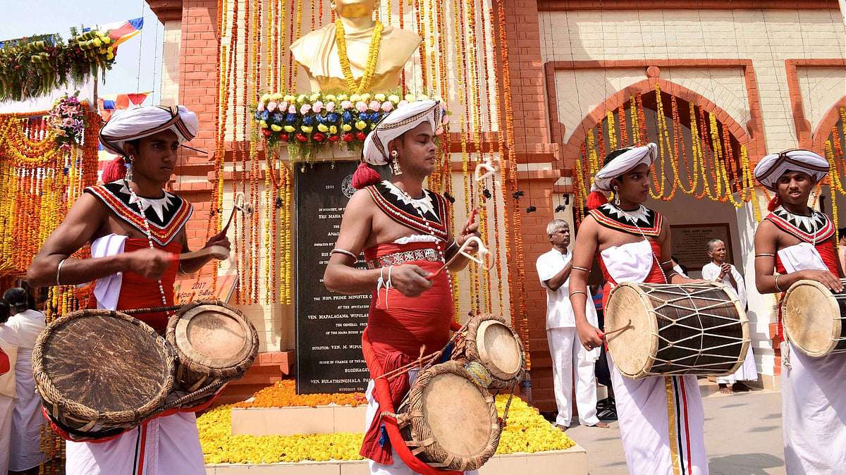बोधगया में महाबोधि सोसायटी प्रांगण में पारंपरिक वाद्य यंत्रों के साथ कौशल का प्रदर्शन करते श्रीलंकाई कलाकार