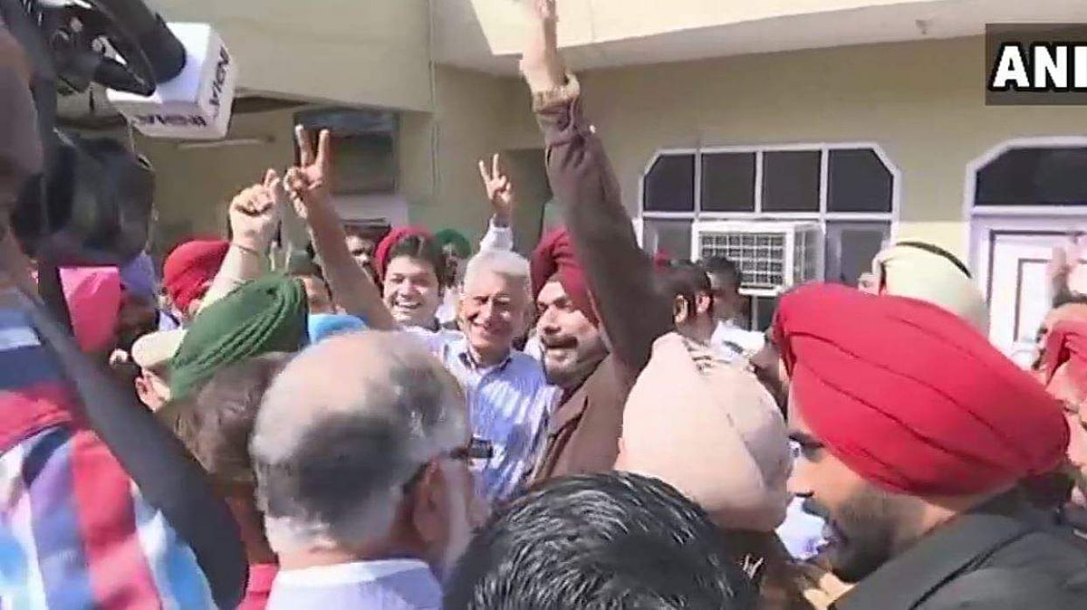 गुरदासपुर उपचुनाव में जीत का जश्न मनाते कांग्रेस कार्यकर्ता